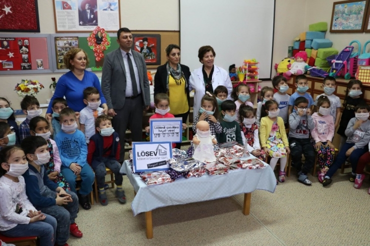 Okul Harçlıklarını Lösemili Kardeşlerine Bağışladılar