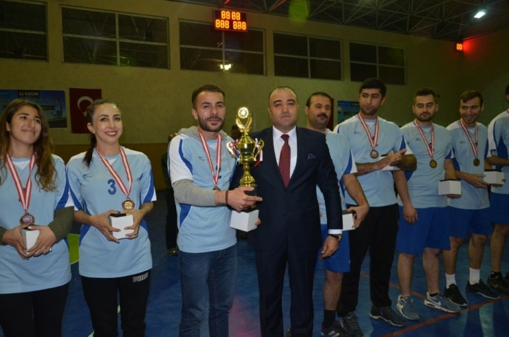Ağrı’da Öğretmenler Arası Voleybol Turnuvası Sona Erdi