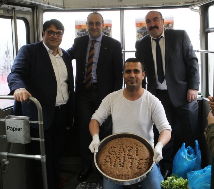 Tramvayda Çiğköfte Partisi