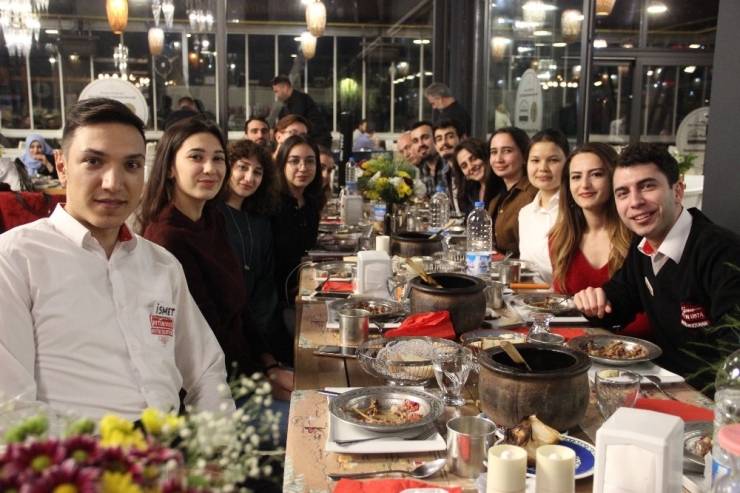 Emekli Öğretmen Ayten Usta’dan Personellerine ’Öğretmenler Günü’ Hediyesi