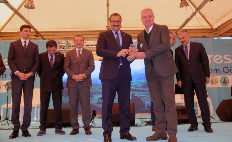 İzmir’de, Giresun Günleri Renkli Görüntülerle Başladı