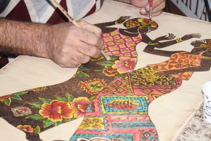 Ahşap Yakma Sanatına ‘Renkli Boyut’ Kazandırdılar