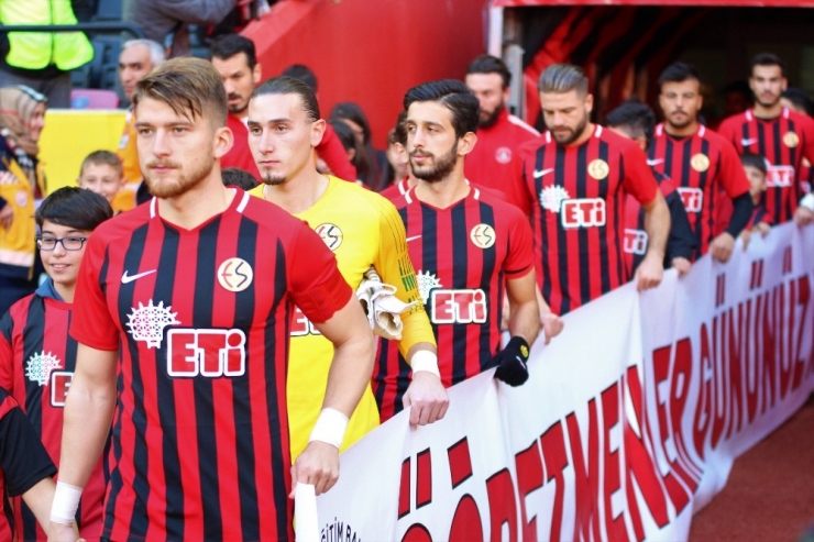 Spor Toto 1. Lig: Eskişehirspor: 2 - Ümraniyespor: 2