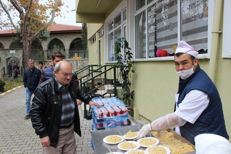 Vezirhan’da Camilerde Pilav Dağıtıldı