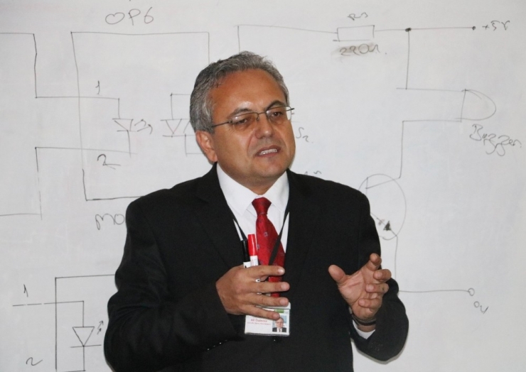 50 Yaşındaki Okul Müdürü, 23 Yılda 55 Kitap Yazdı