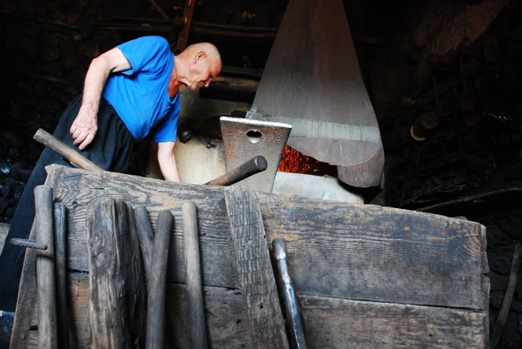 84 Yaşındaki Demirci Ustası Ata Yadigarı Mesleğini Sürdürüyor