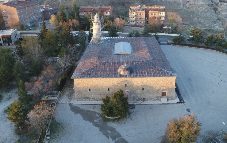 Pisa Kulesi’nden Bile Eğik Olan Eğri Minare Ve Dut Ağacının Efsanesi