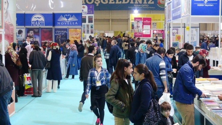 Kitap Fuarı Yazarların İmza Günü Ve Paneller İle Devam Ediyor