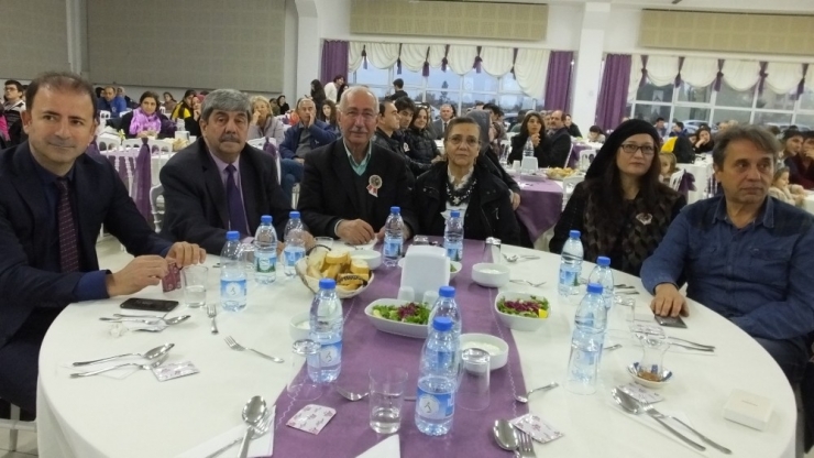 Burhaniye’de Öğretmenler Günü’nde Coşkulu Kutlama