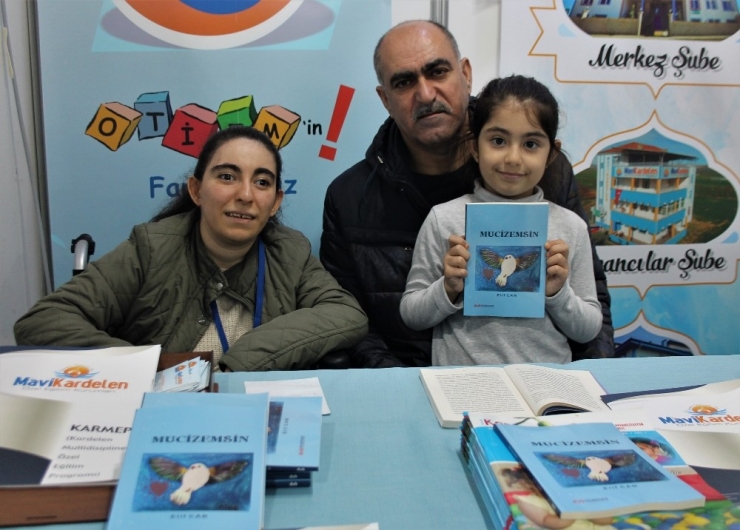 Engeli, Engel Olmadı, Çıkardığı Kitapla Fuara Katıldı