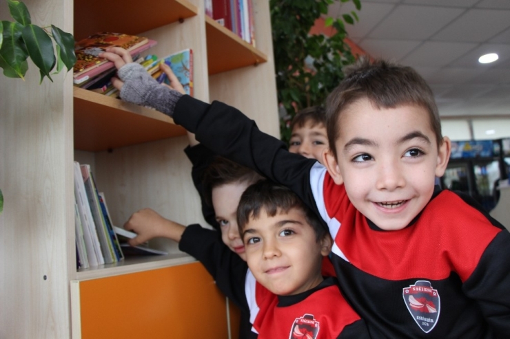 Bu Takımda Önce Kitap, Sonra Futbol Geliyor