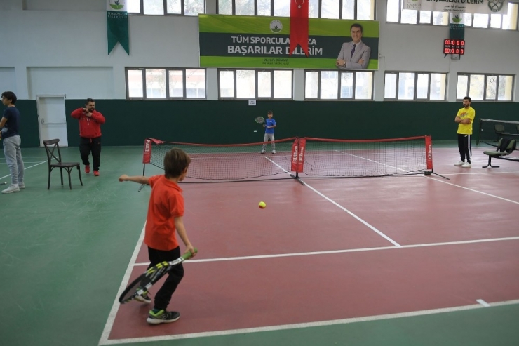 Minik Tenisçiler Korta Çıktı