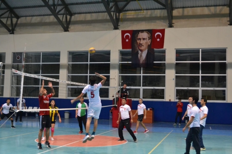 Voleybol Turnuvasında Şampiyon İlçe Milli Eğitim Oldu