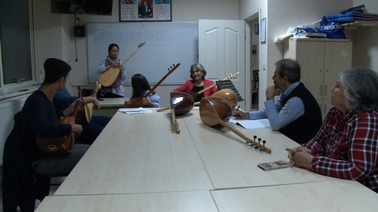 Anneanne Ve Torunu Ko-mek’te Bağlama Çalıyor