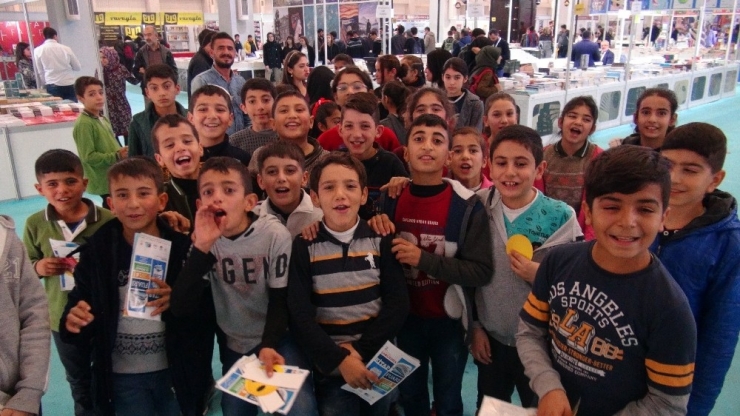 Öğrenciler Kitap Fuarına Yoğun İlgi Gösterdi