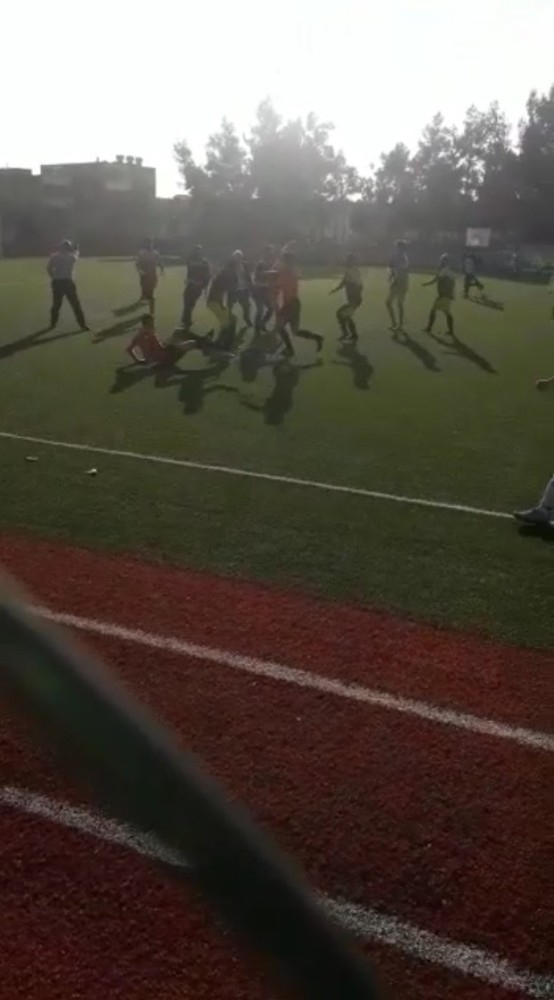 Futbolcu, Hakeme Uçan Tekme Attı