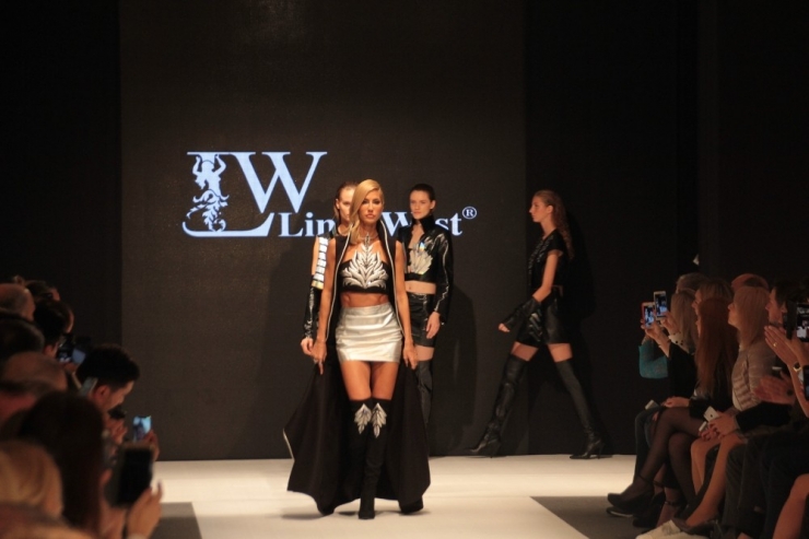 Deri Ve Kürk Moda Fuarı’nda Manken Çağla Şikel Ve Şarkıcı Ayşe Hatun Önal Podyuma Çıktı