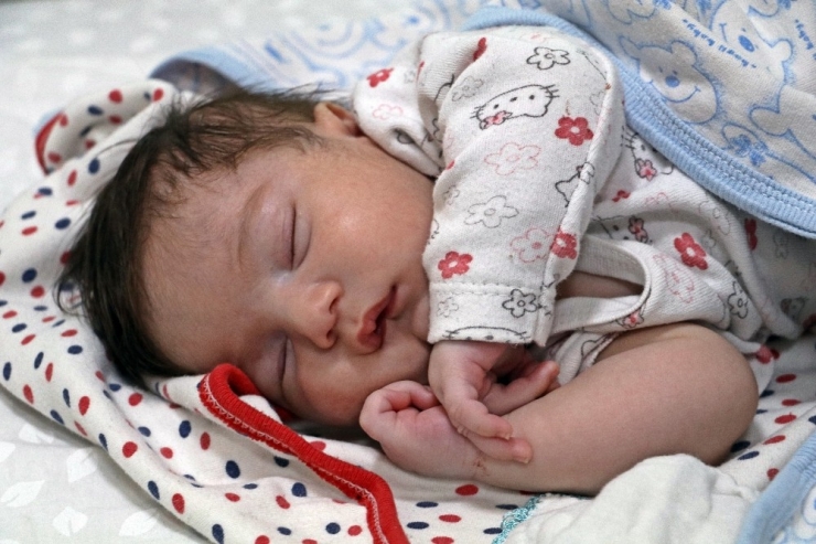 Belinde Dışa Doğru 7 Santimlik Fıtıkla Dünyaya Geldi