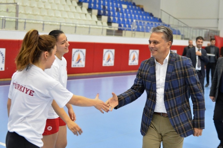 Başkan Uysal’dan, A Milli Kadın Hentbol Takımı Antrenmanını Ziyaret