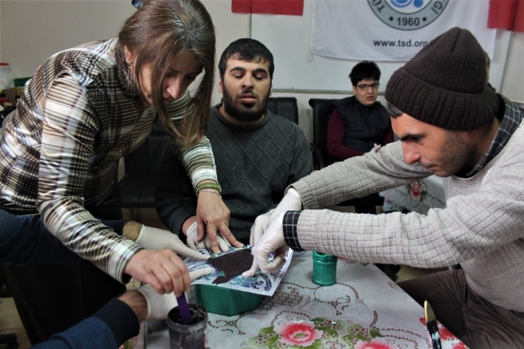 Engellerini Sanatla Unutuyorlar