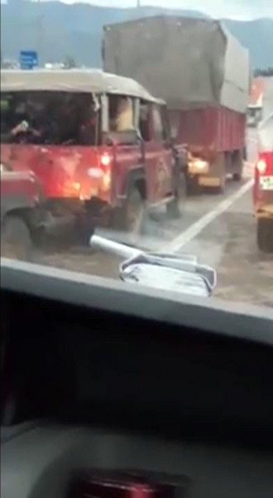 Yediler İçtiler, Çöpleri Yola Fırlattılar