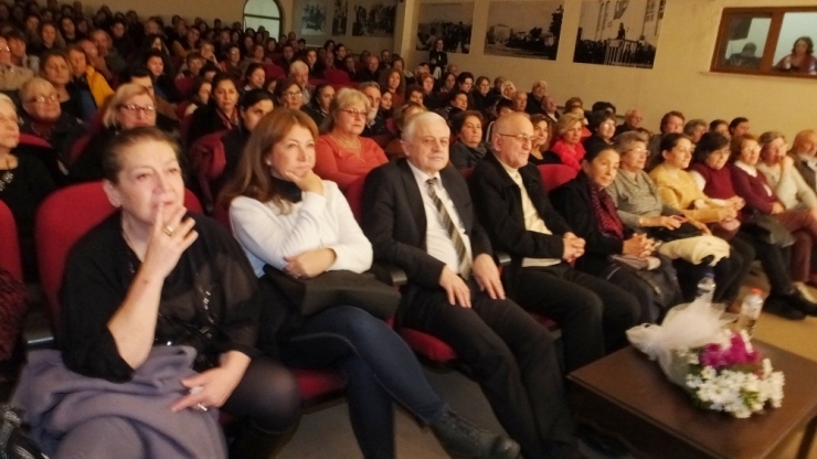 Burhaniye’de Kadınlar Kendi Yazdıkları Oyunu Sahneledi