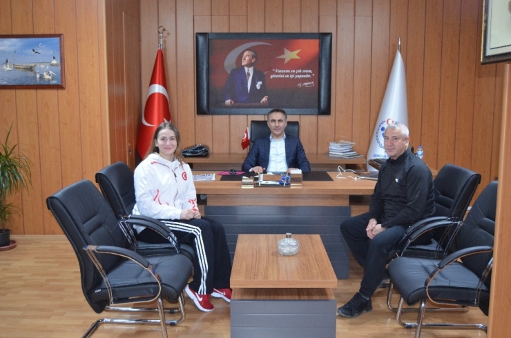 Türkiye Şampiyonu Betül Yörük, Müdür Arıcıoğlu’nu Ziyaret Etti