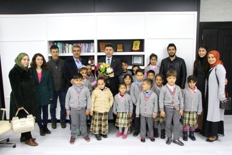 Suriyeli Çocuklar Rektör Karacoşkun’u Ziyaret Etti