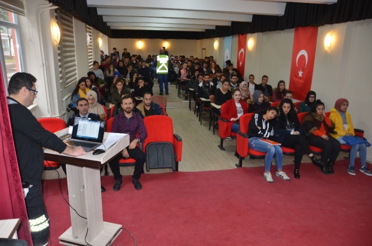 Üniversite Öğrencilerine Trafik Semineri Verildi