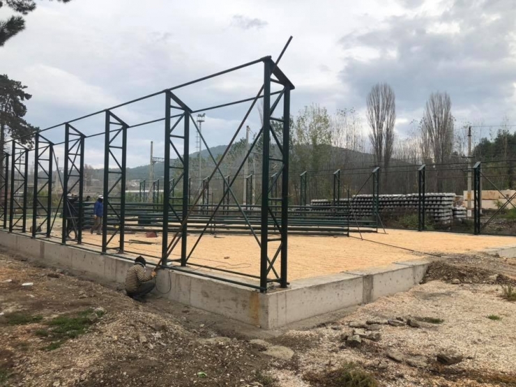 Vezirhan’da Kapalı Halı Saha Projesi Devam Ediyor