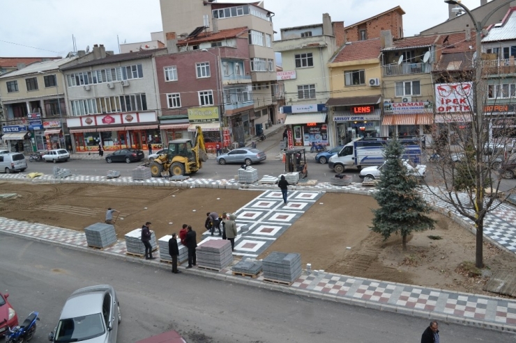 Şuhut’ta Çarşı Meydanı Güzelleşiyor