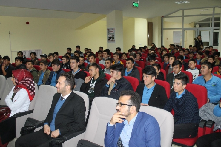 Akdağmadeni’nde Kitap ’Oku-yorum’ Etkinliği Düzenlendi