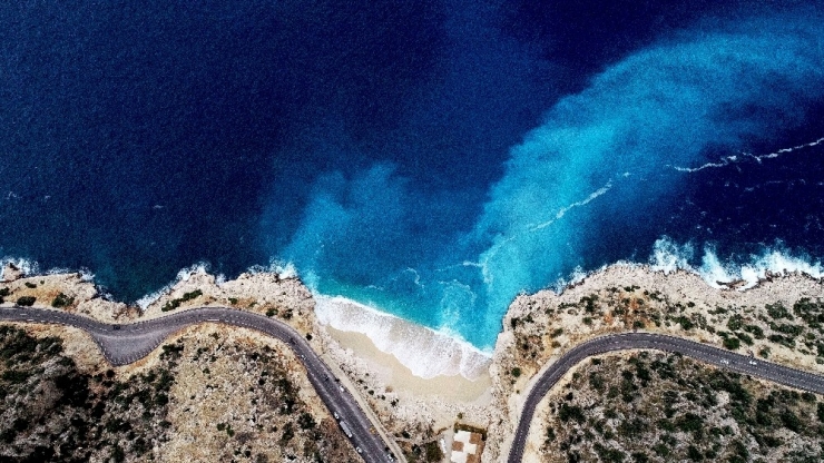 Vadiden İnen Tatlı Su, Deniz Suyuyla Karıştı Renk Turkuaza Döndü