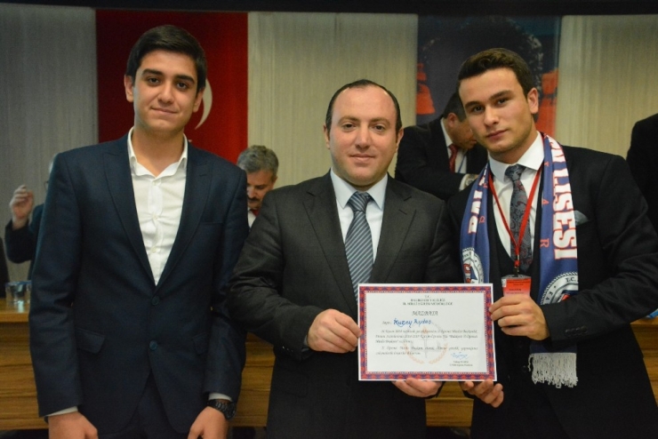 Öğrenciler Başkan Seçimi İçin Sandığa Gitti