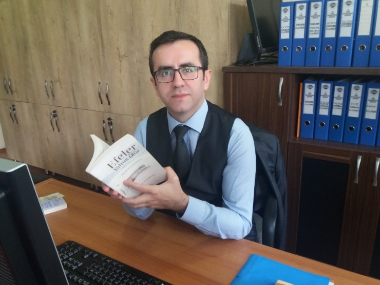 Burhaniyeli Yazar Altınbeyaz ‘Efeler Yalnız Ölür’ Adlı Kitabını Çıkardı