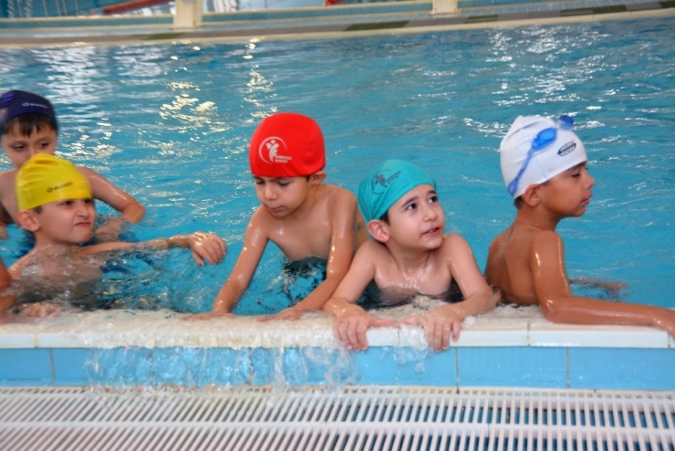 Denizli’de Çocuklar Yüzme Öğreniyor