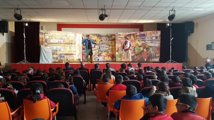 Kağızman’da Bakkal Amca Tiyatrosunda Yerli Üretim Logosu Tanıtıldı