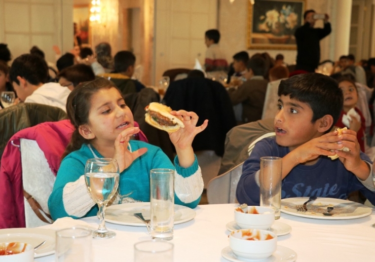 İlk Defa Hamburger Yiyip Otelle Tanıştılar