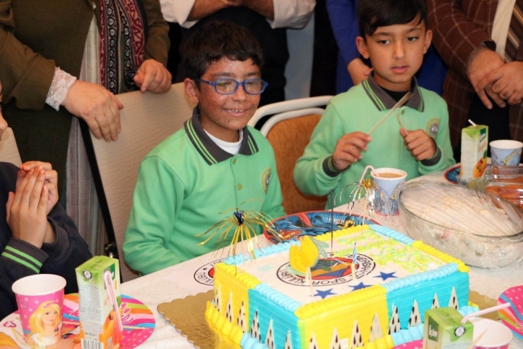 Dışarı Çıkamayan Enes’e Evde Doğum Günü Sürprizi