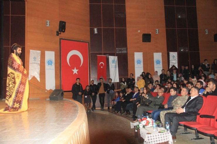 Hakkari’de "Ada" Adlı Tiyatro Oyunu Sahnelendi