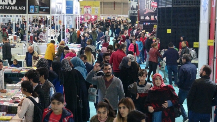 Kitap Fuarında Ziyaretçi Sayısı 200 Bine Ulaştı