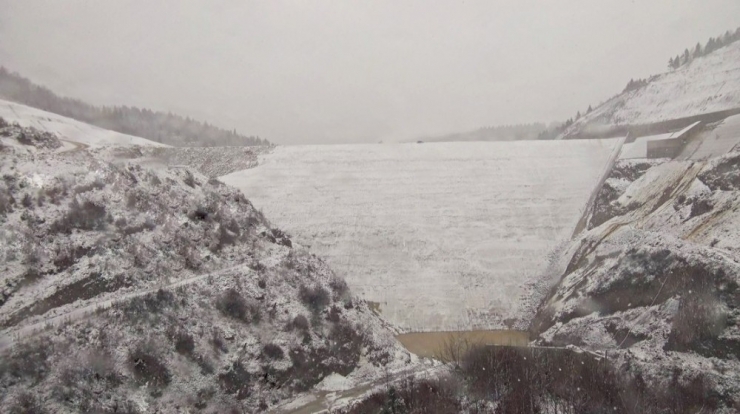 Akçay Barajı Beyaza Büründü