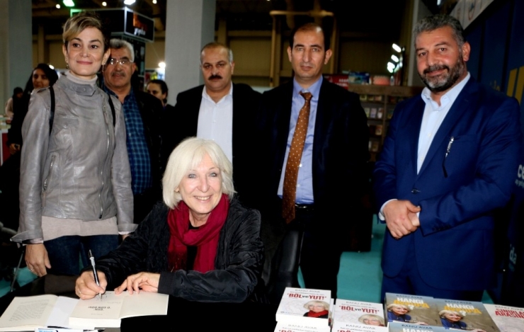 Ünlü Yazarlar Okurlarıyla Buluştu