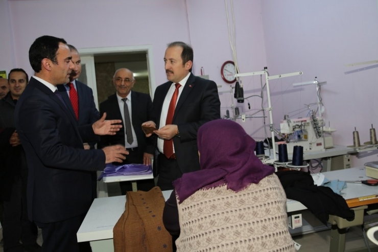 Vali Pehlivan, Halk Eğitim Merkez’ini Ziyaret Etti