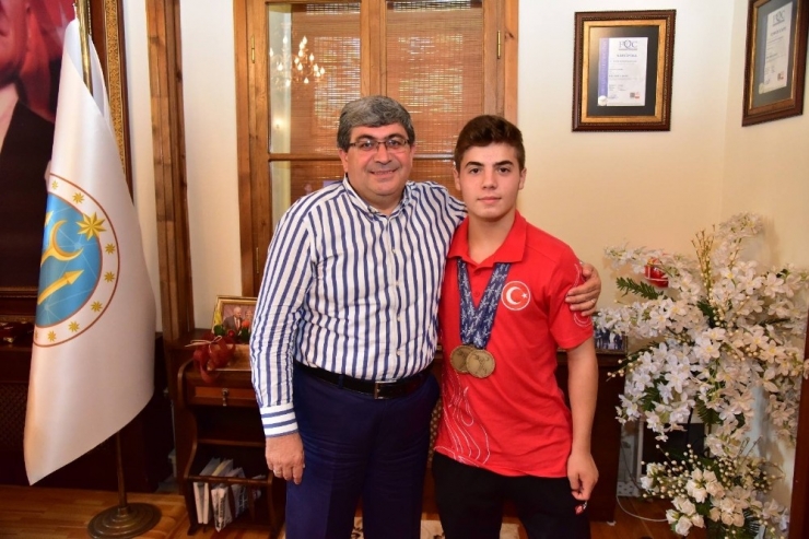 Başkan Can Şampiyonları Tebrik Etti