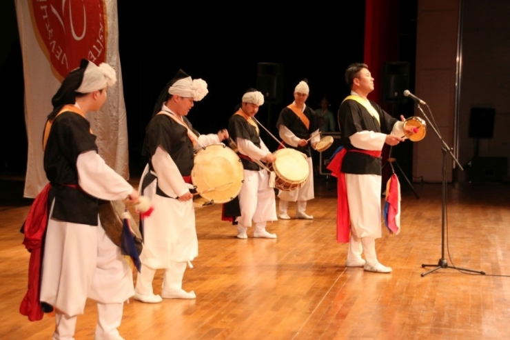 Nevü’de Kore Geleneksel Müzik Ve Dans Gösterisi Büyük İlgi Gördü