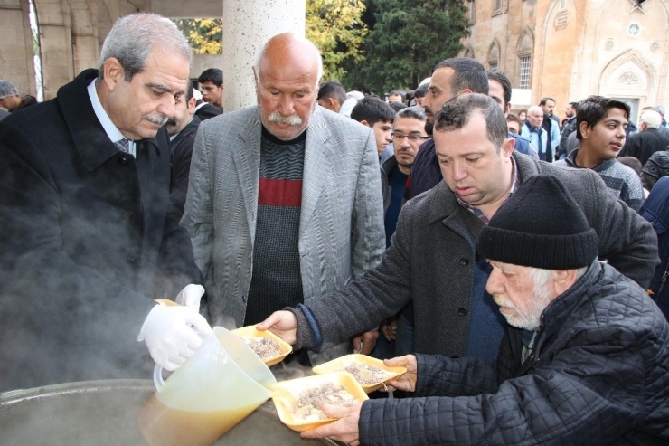 Şanlıurfa’da 15 Bin Kişiye Tirit İkramı