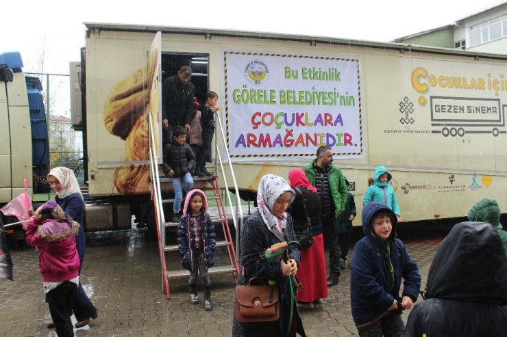 Sinemaya Gidemeyen Çocuklar İlk Kez Gezici Sinemayla Buluştu