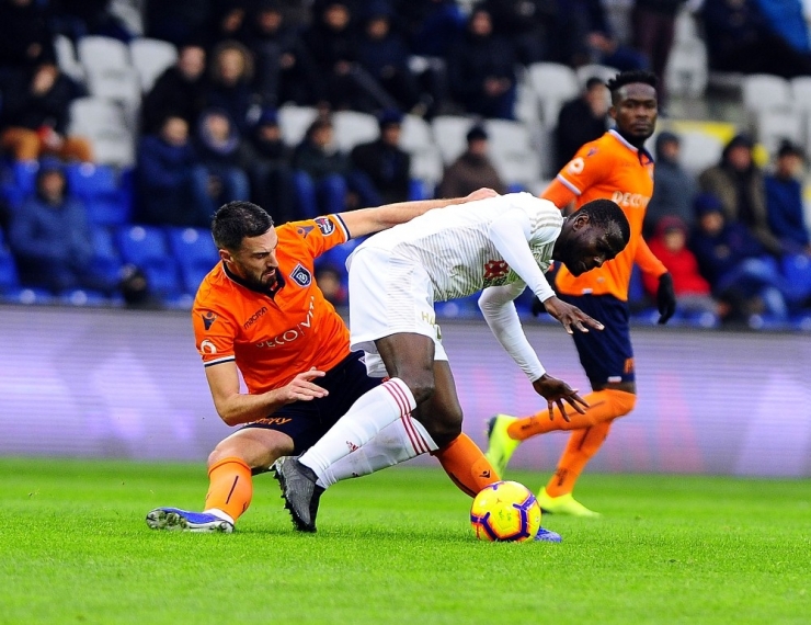 Spor Toto Süper Lig: M. Başakşehir: 0 - Dg Sivasspor: 1 (İlk Yarı)