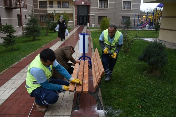 İpekyolu’nda Çöp Kovası Ve Bank Dağıtım Hamlesi